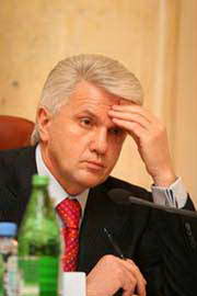 Владимир Литвин в Луганске назвал парламент свинюшником, ходил в народ и награждал