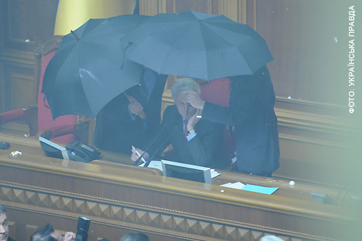 Плюсы и минусы яйцеметания в украинском парламенте